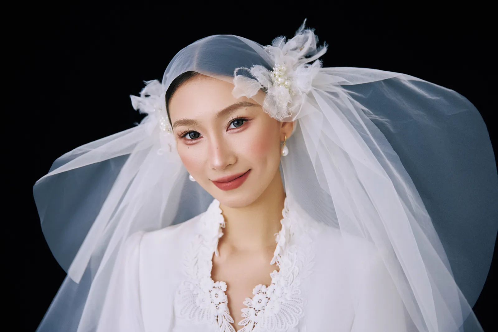黑色背景下，花束向下垂落，黑色背景、花朵头纱、垂坠花束，竖幅后段延续第9幅，进部摄影创作作品