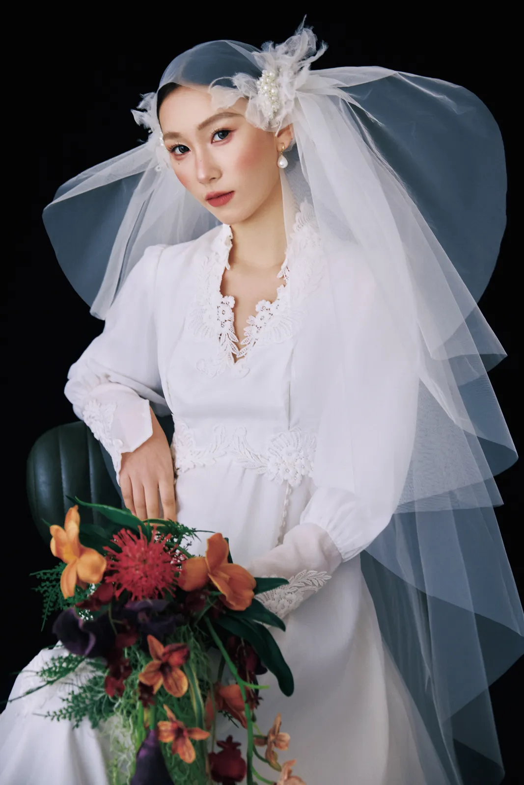 黑色背景下，花束向下垂落，黑色背景、花朵头纱、垂坠花束，竖幅后段收束第10幅，进部摄影创作作品