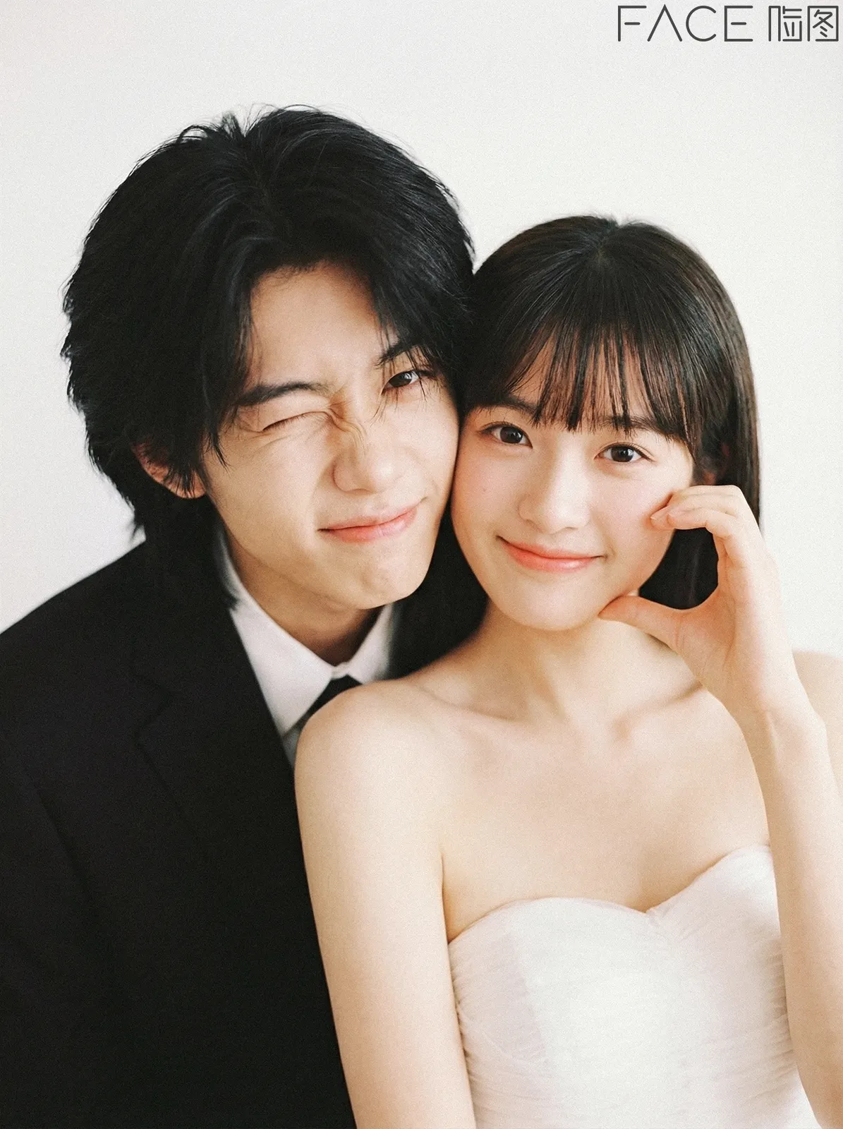 和小狗一起拍婚纱照封面