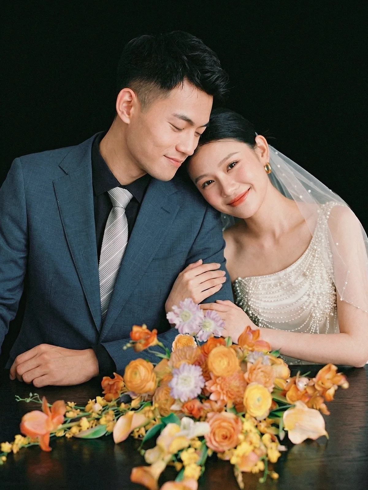 进部摄影创作样片，暗调房间与一束橙花，第4张