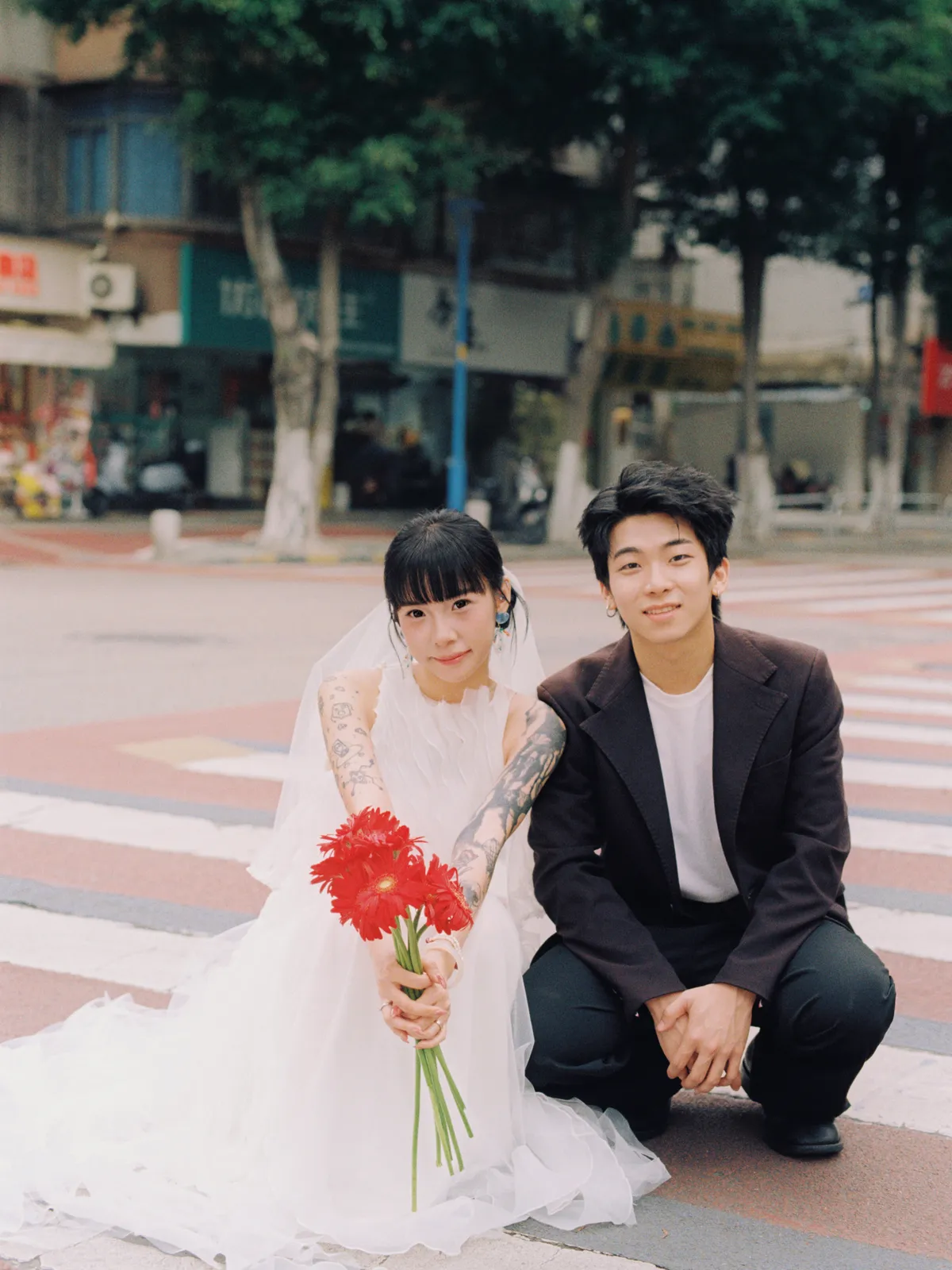 街拍、纪实、双人互动｜2026年作品完整作品，街拍、纪实，中段第6幅，进部摄影创作作品