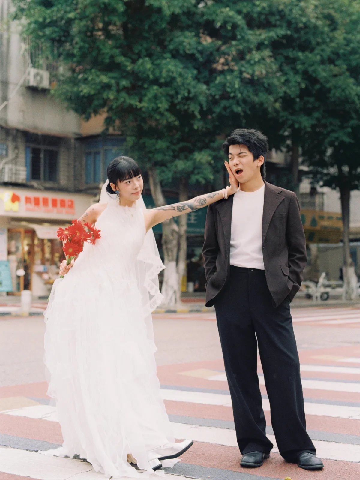 街拍、纪实、双人互动｜2026年作品完整作品，街拍、纪实，中段第7幅，进部摄影创作作品