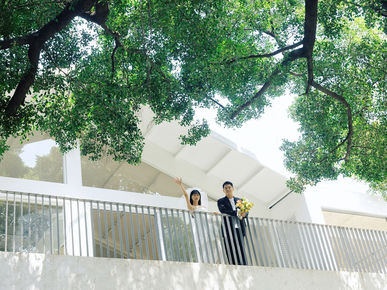 树荫、红棚、黑棚和一段黄昏,多场景、棚景与草地、长头纱,竖幅前段延续第4幅,进部摄影创作作品