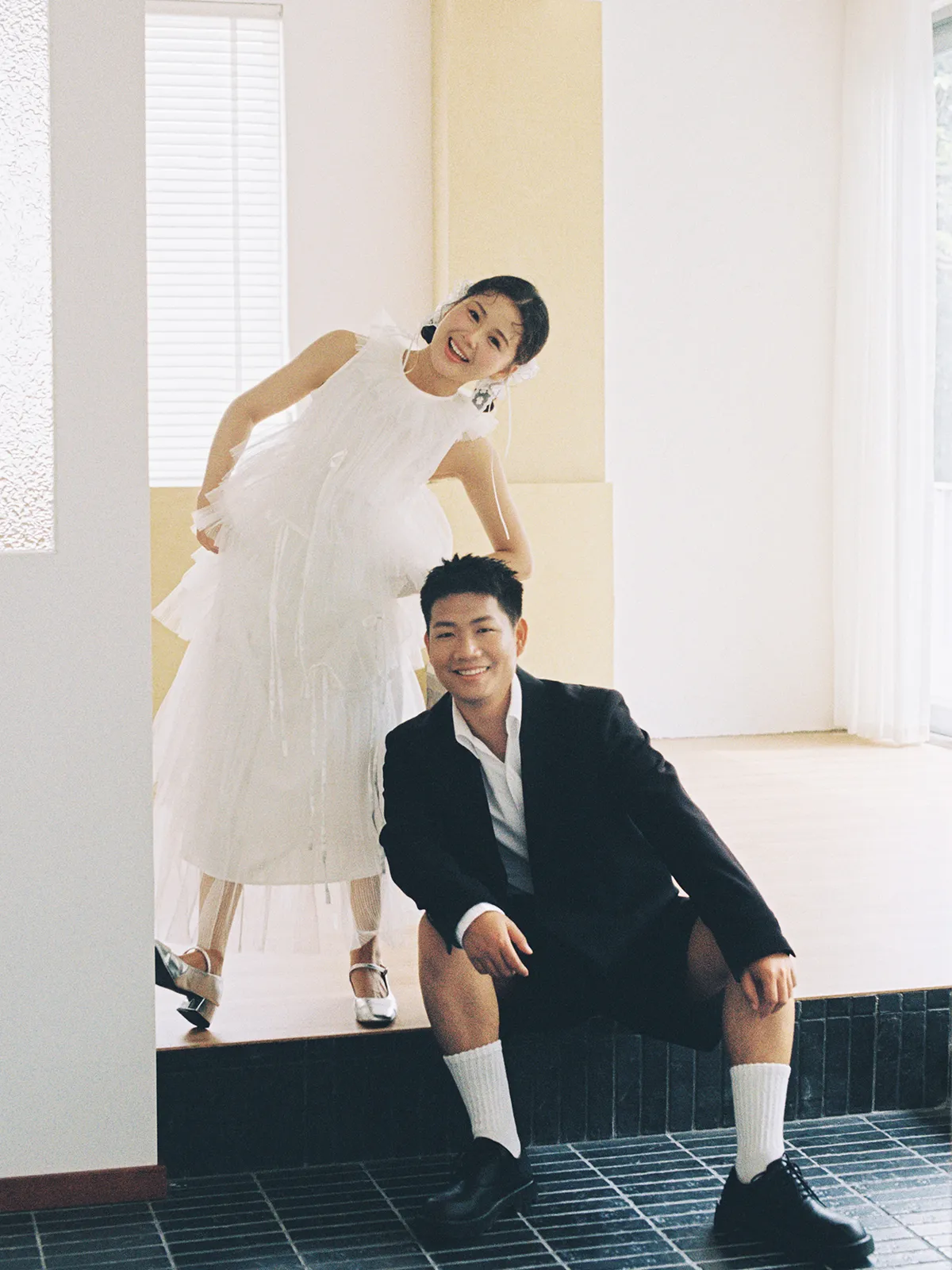 明亮室内、阳台里的两个人，明亮室内、阳台、轻松动作，竖幅后段延续第12幅，进部摄影创作样片