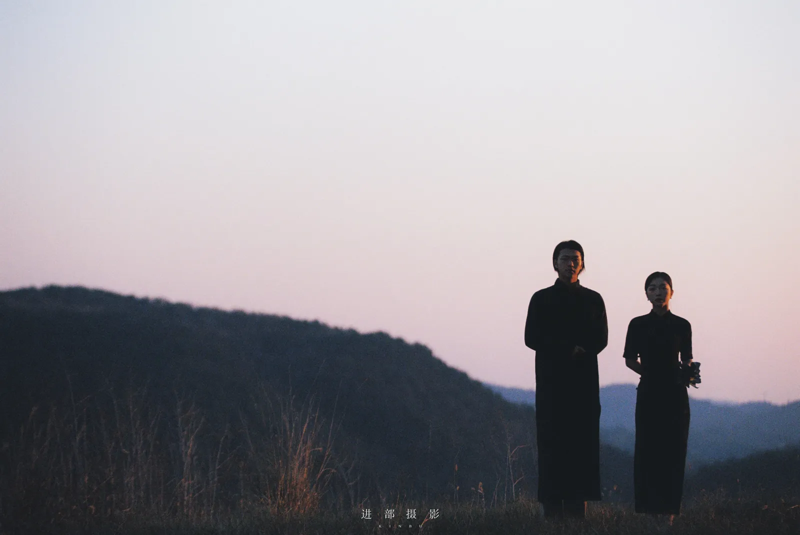 荒野里的一段黄昏，荒野黄昏、剪影、旗袍，竖幅前段延续第5幅，进部摄影创作作品