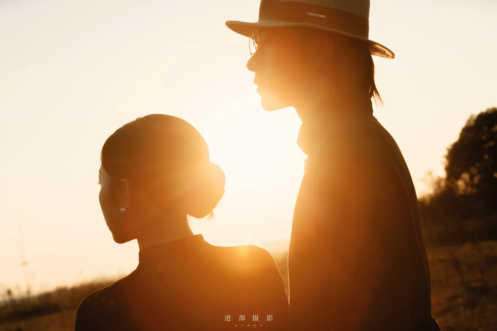 荒野里的一段黄昏，荒野黄昏、剪影、旗袍，竖幅后段延续第9幅，进部摄影创作作品