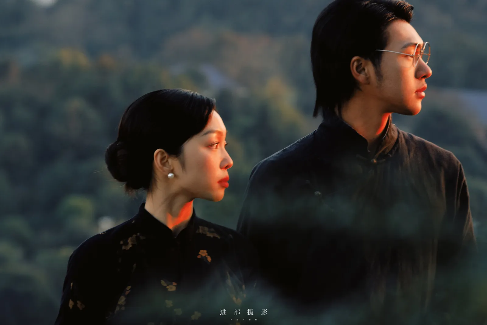 荒野里的一段黄昏，荒野黄昏、剪影、旗袍，竖幅后段收束第11幅，进部摄影创作作品