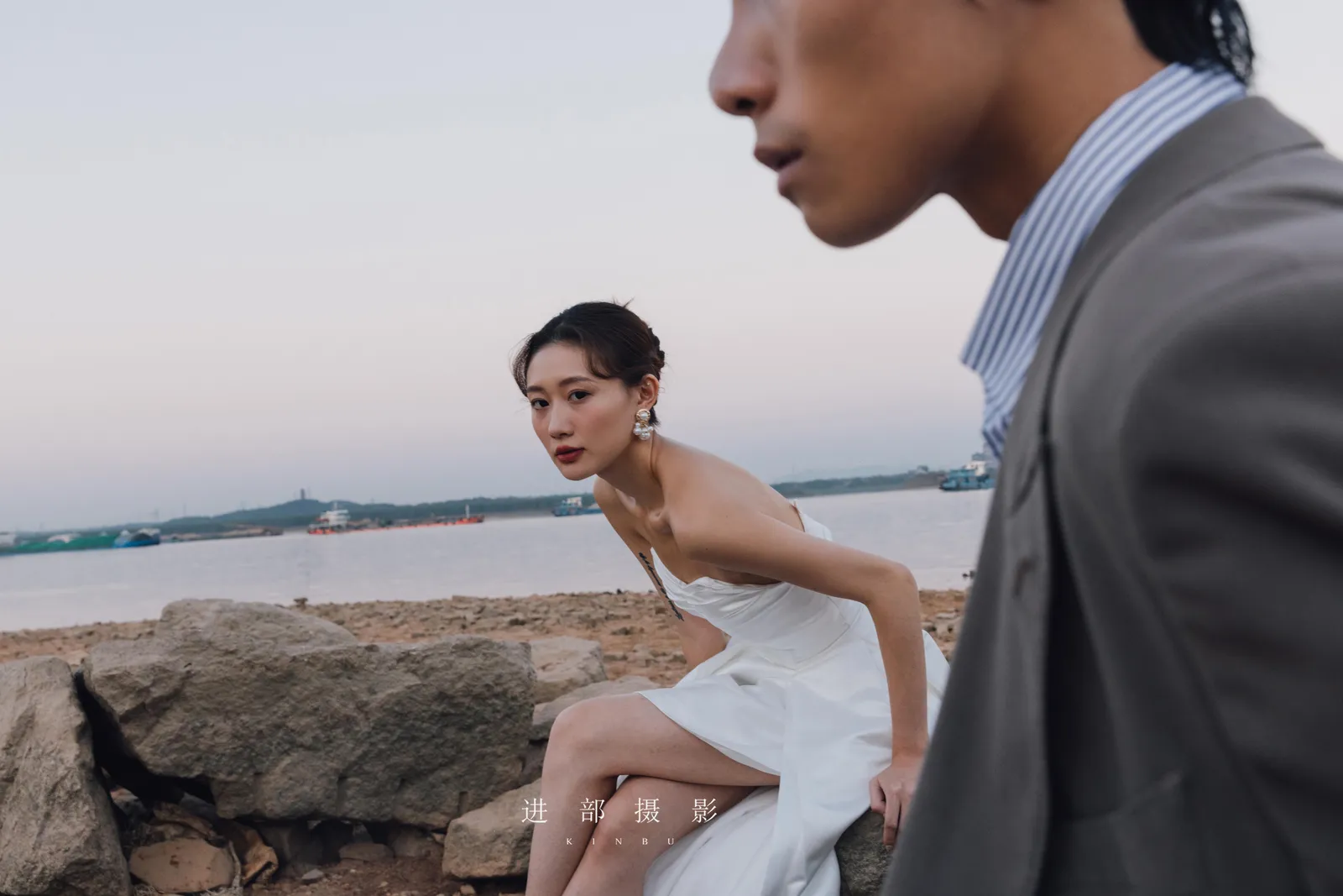 江边的风，彩色与黑白交替，江边、远景剪影、黑白与彩色，竖幅中段转折第8幅，进部摄影创作作品