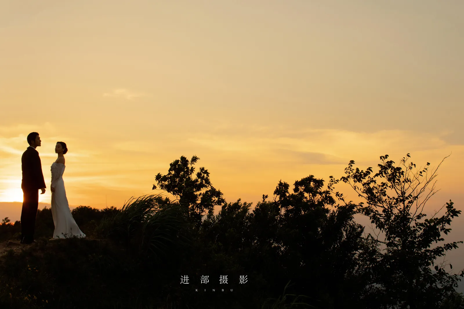 山顶日落，从亮处走到暮色，山顶日落、逆光剪影、远景与特写，竖幅中段展开第6幅，进部摄影创作作品