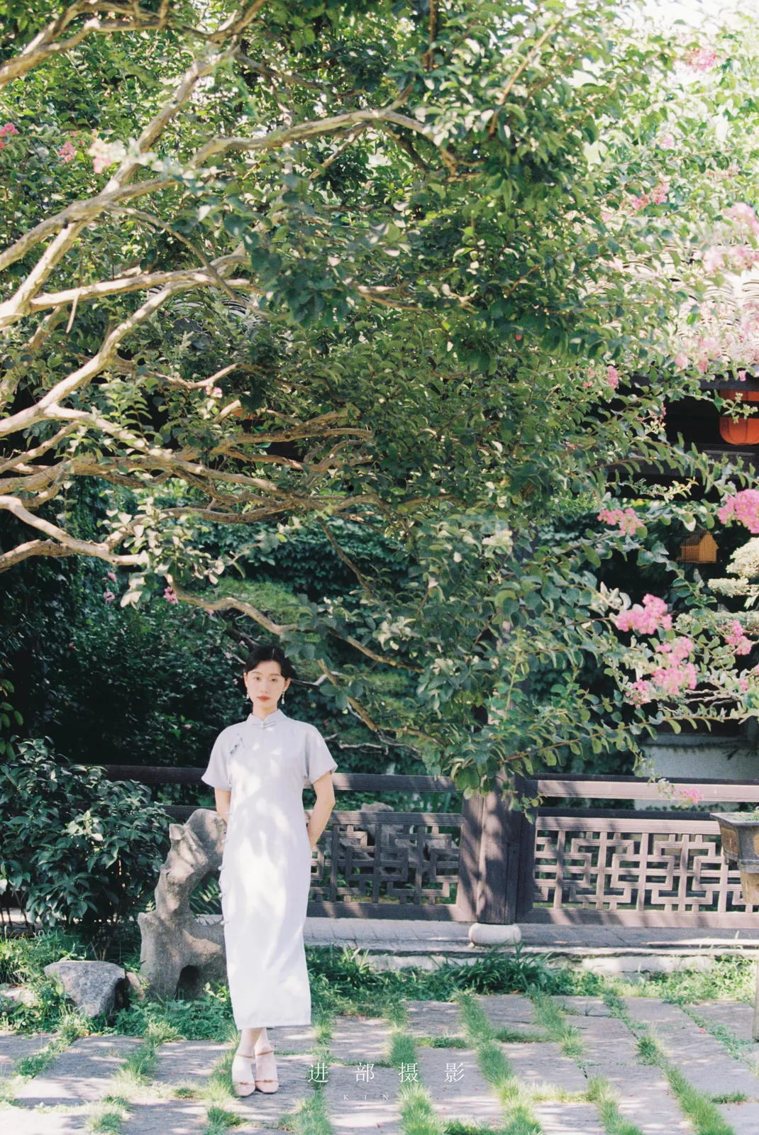 花窗、回廊与一身旗袍，中式园林、花窗回廊、旗袍，竖幅组图开场第1幅，进部摄影创作作品