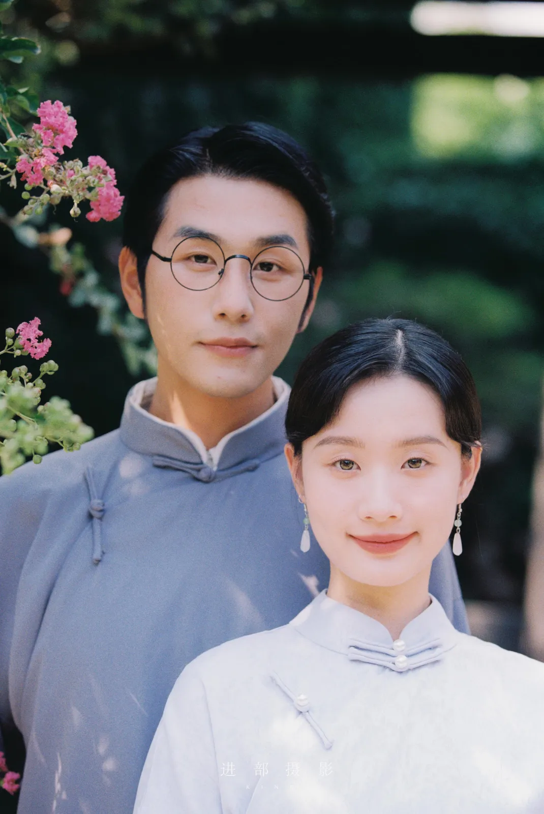 花窗、回廊与一身旗袍，中式园林、花窗回廊、旗袍，竖幅前段建立第3幅，进部摄影创作作品