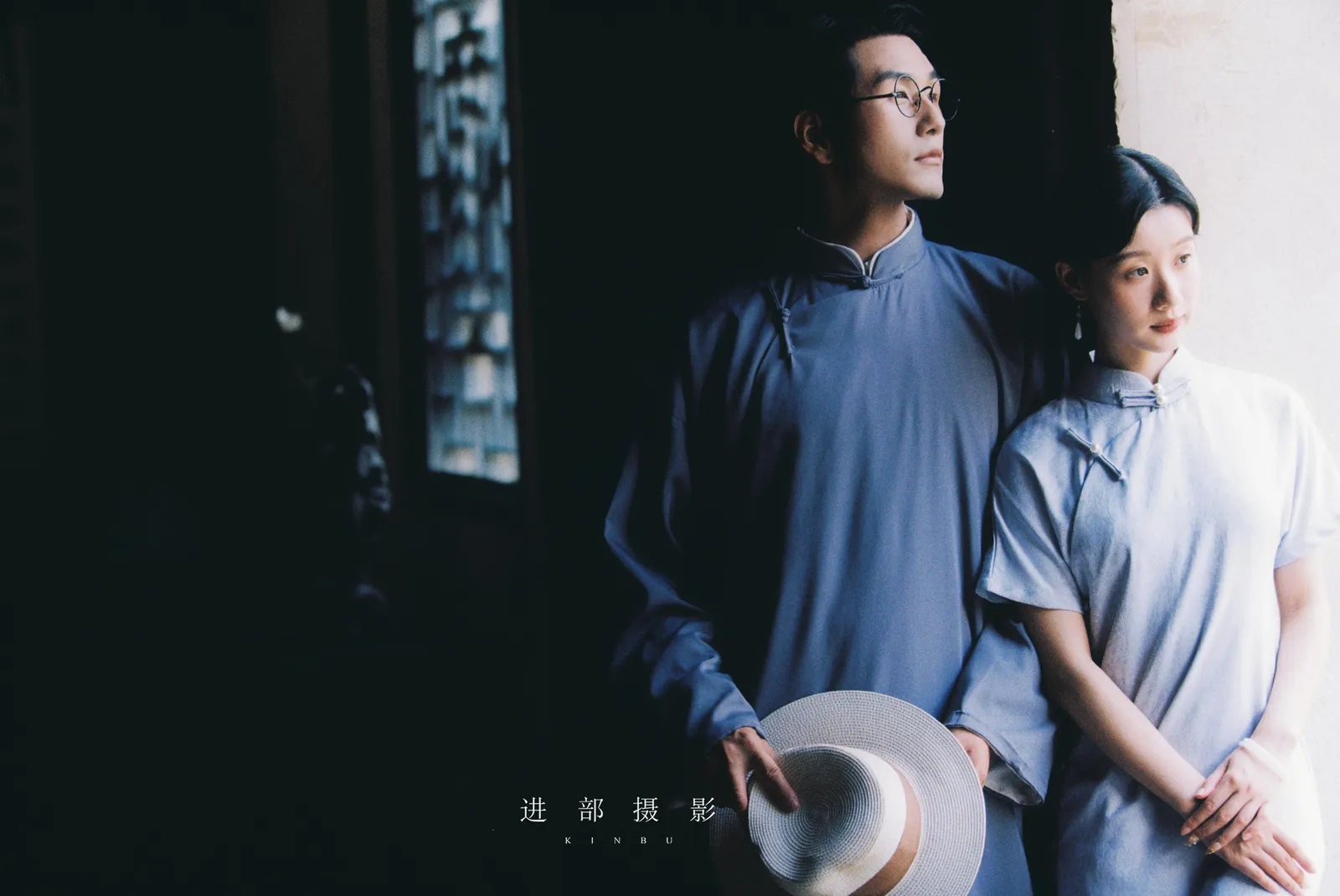 花窗、回廊与一身旗袍，中式园林、花窗回廊、旗袍，竖幅前段延续第5幅，进部摄影创作作品