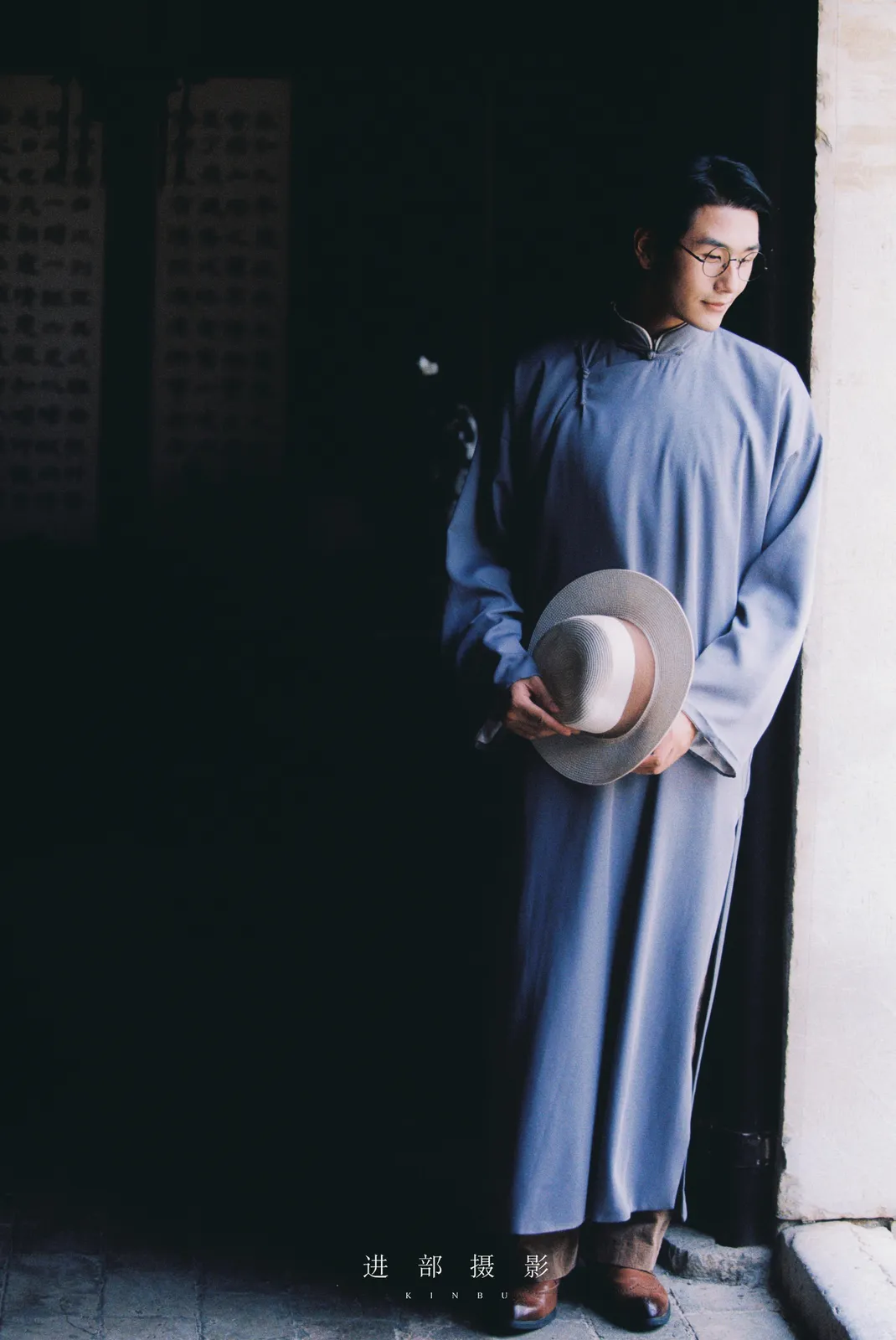 花窗、回廊与一身旗袍，中式园林、花窗回廊、旗袍，竖幅中段展开第6幅，进部摄影创作作品