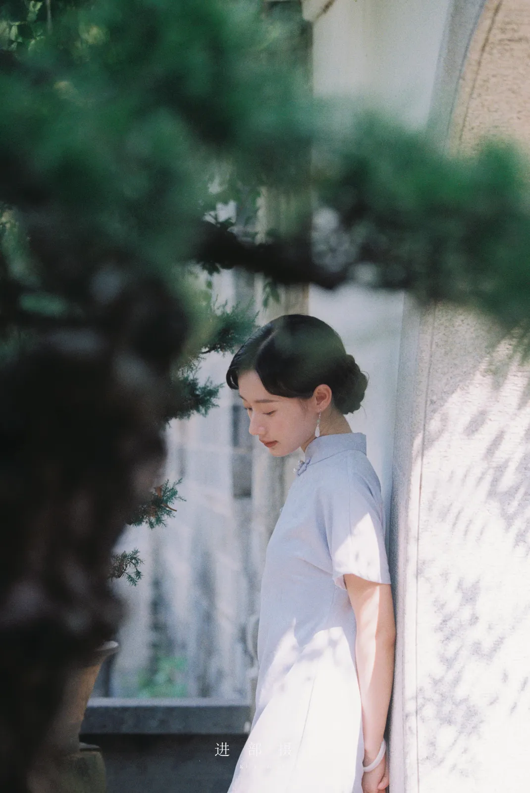 花窗、回廊与一身旗袍，中式园林、花窗回廊、旗袍，竖幅中段转折第8幅，进部摄影创作作品