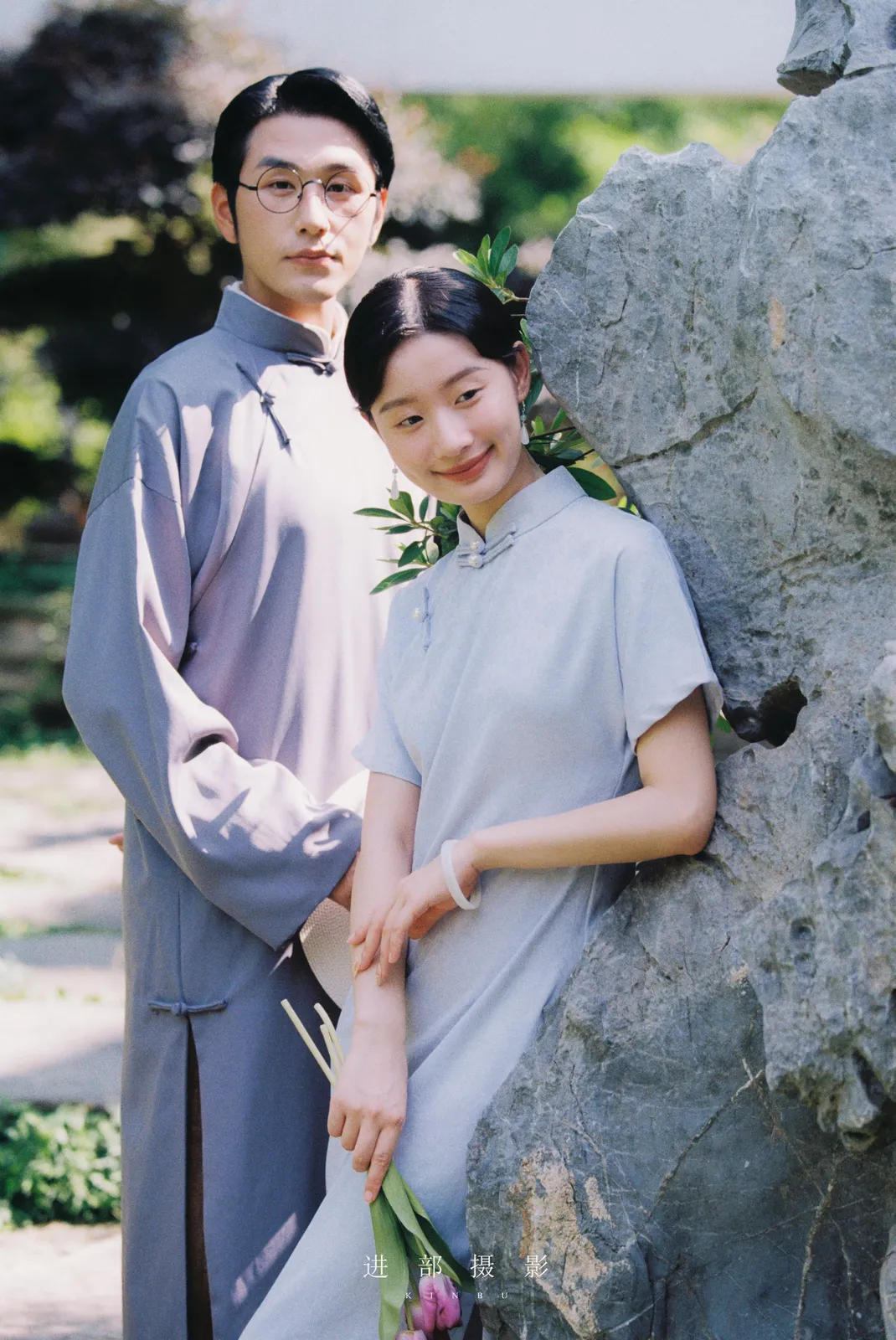 花窗、回廊与一身旗袍，中式园林、花窗回廊、旗袍，竖幅后段延续第9幅，进部摄影创作作品