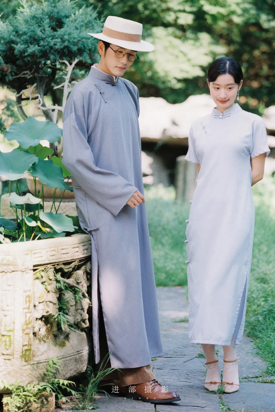 花窗、回廊与一身旗袍，中式园林、花窗回廊、旗袍，竖幅后段收束第10幅，进部摄影创作作品