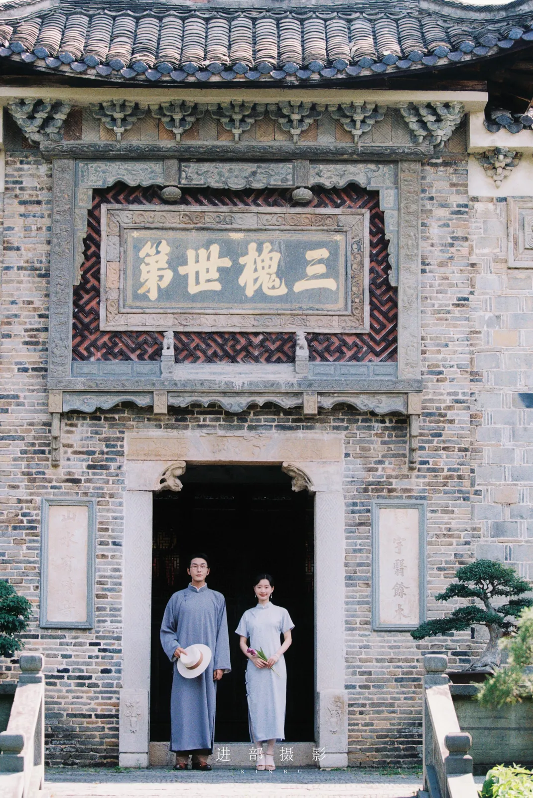 花窗、回廊与一身旗袍，中式园林、花窗回廊、旗袍，竖幅组图结尾第12幅，进部摄影创作作品