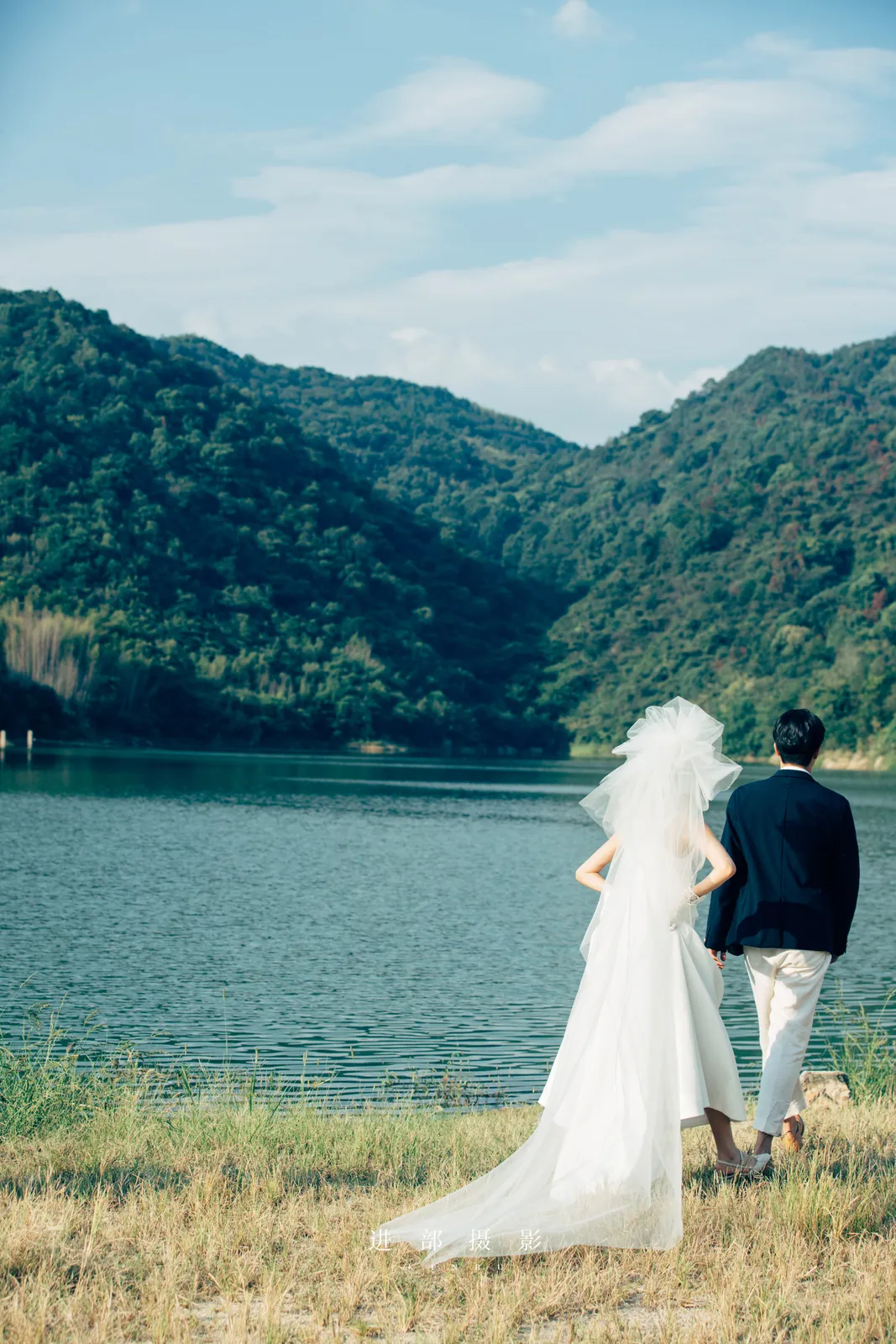 水岸、草地和树荫下的靠近，水岸、草地奔跑、树荫，竖幅前段建立第3幅，进部摄影创作作品