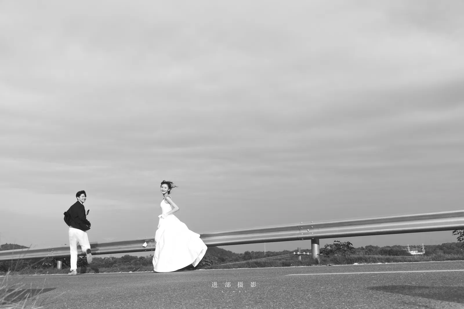 水岸、草地和树荫下的靠近，水岸、草地奔跑、树荫，竖幅后段收束第11幅，进部摄影创作作品