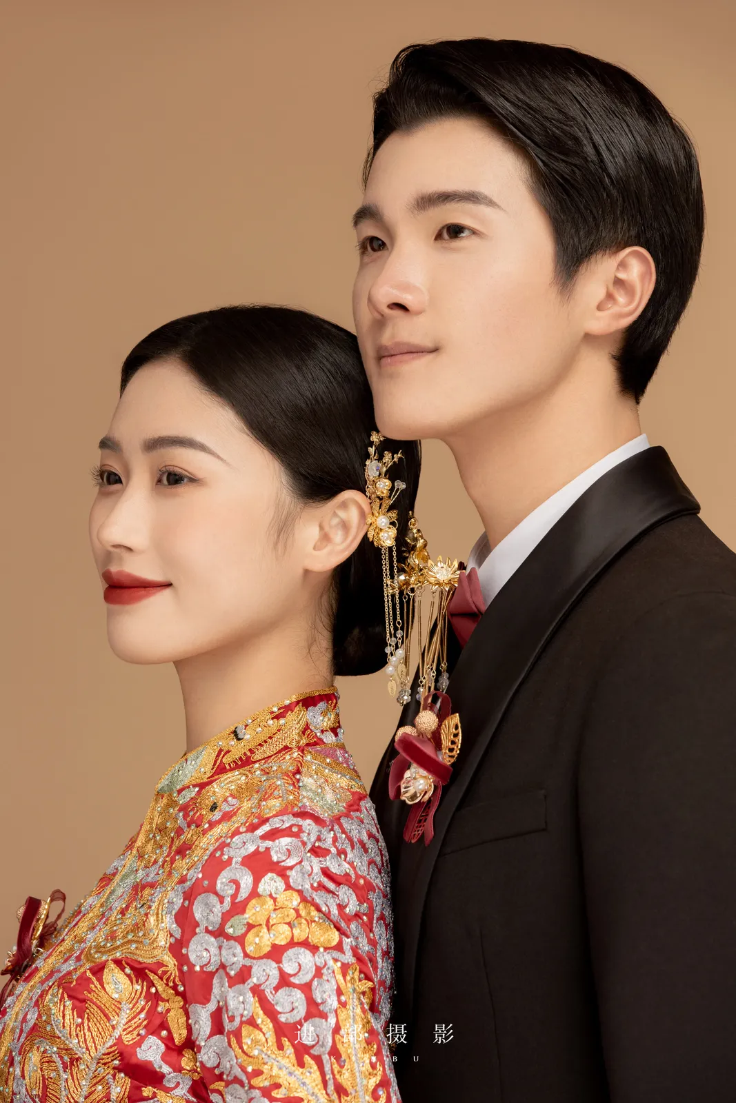 囍字背景前，笑得很松弛，中式喜嫁、囍字背景、龙凤褂，竖幅中段展开第6幅，进部摄影创作作品