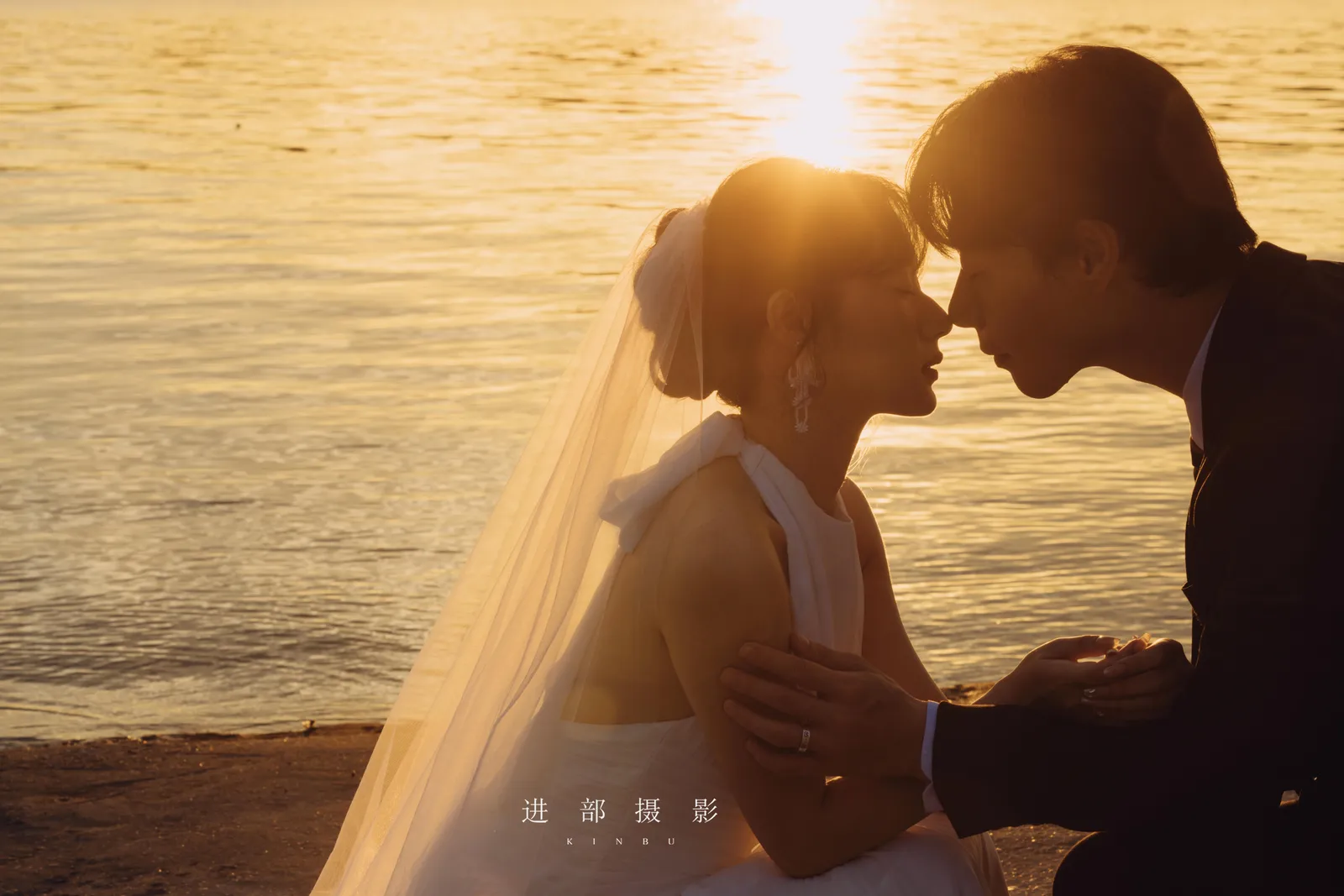 湖畔的风，把夕阳拉得很长，湖畔日落、环境远景、逆光，竖幅中段转折第8幅，进部摄影创作作品