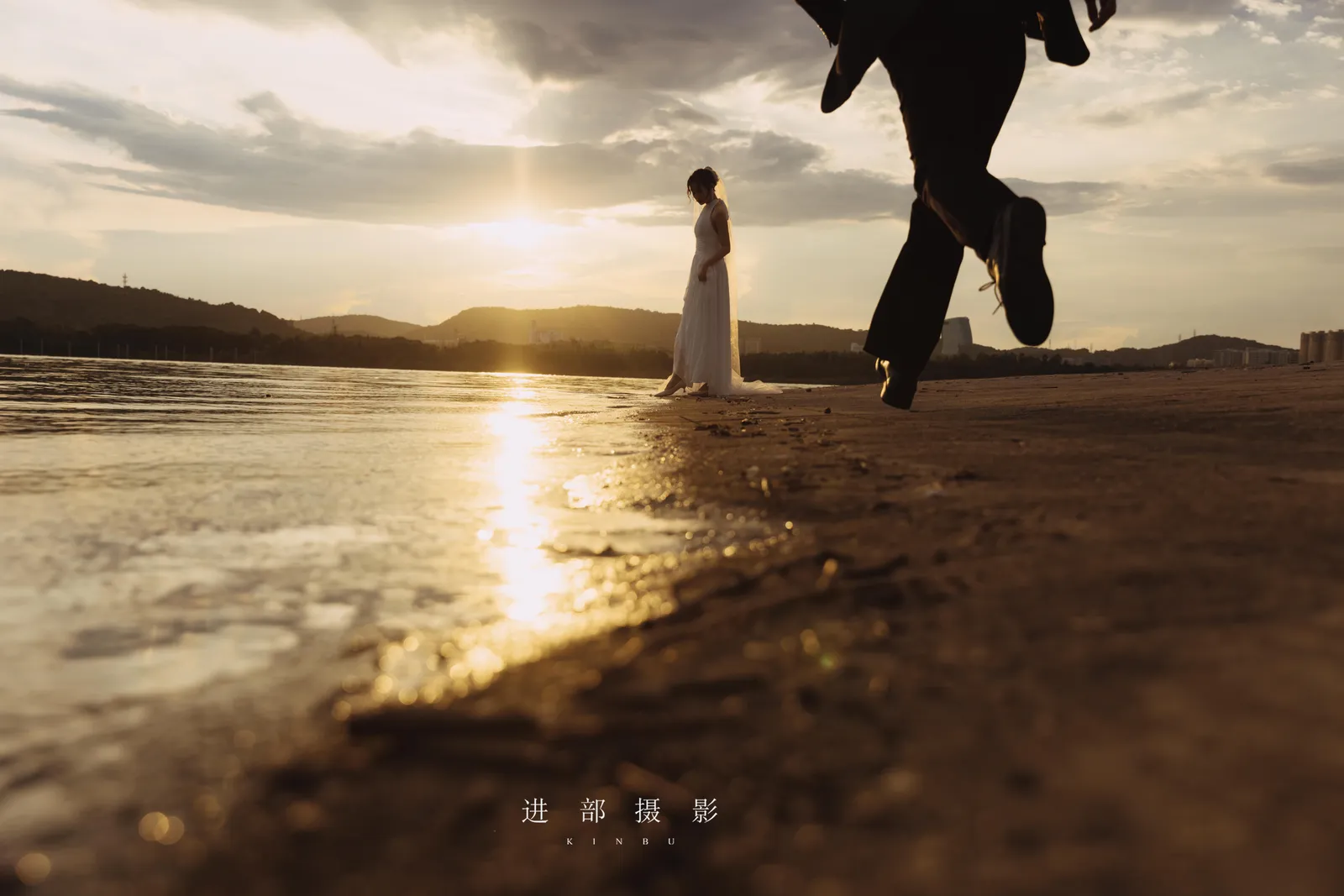 湖畔的风，把夕阳拉得很长封面