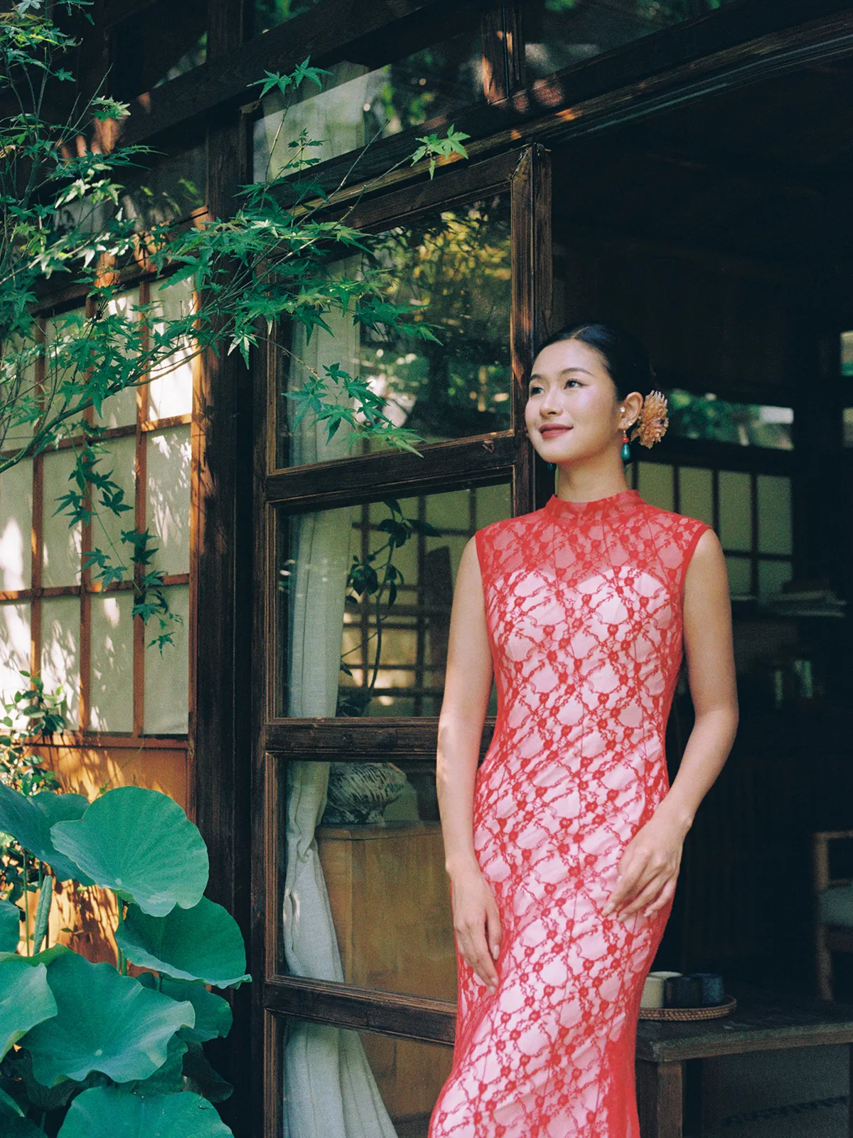 古建园林里的一身红，园林古建、红色礼服、胶片色调，竖幅中段转折第7幅，进部摄影创作作品