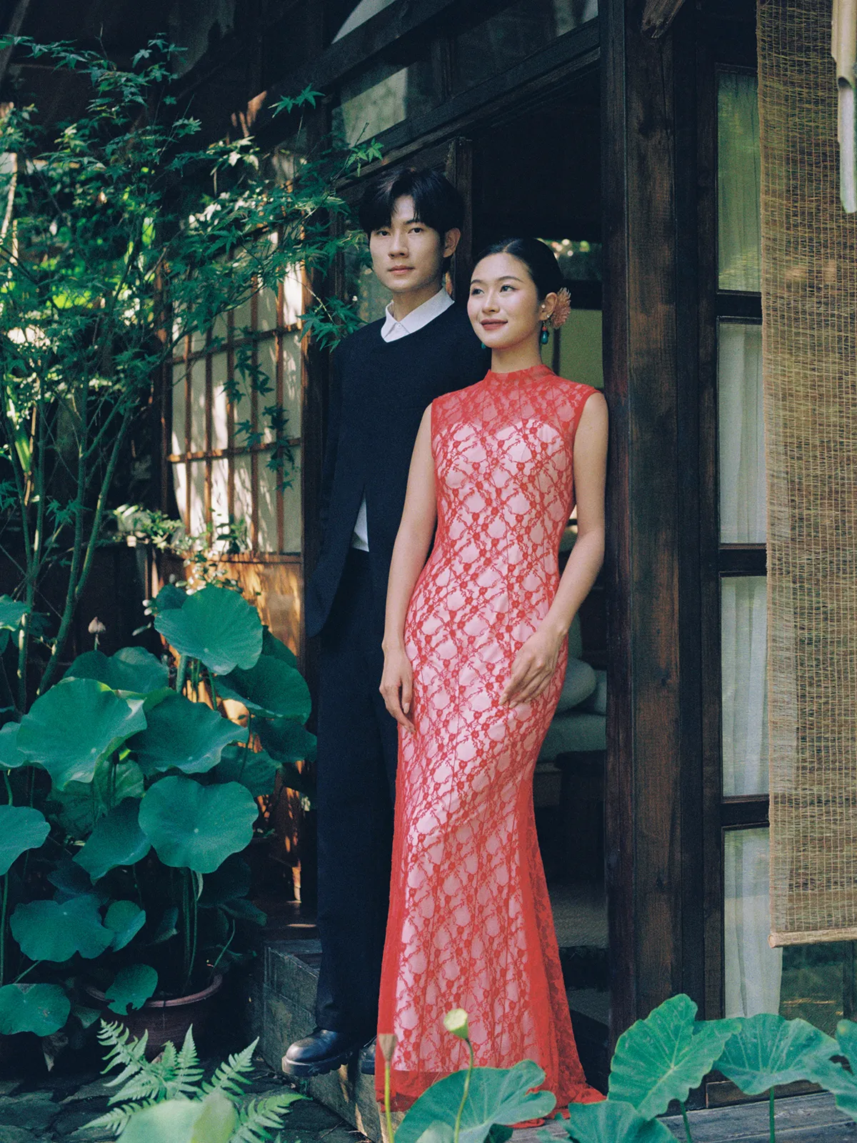 古建园林里的一身红，园林古建、红色礼服、胶片色调，竖幅中段转折第8幅，进部摄影创作作品