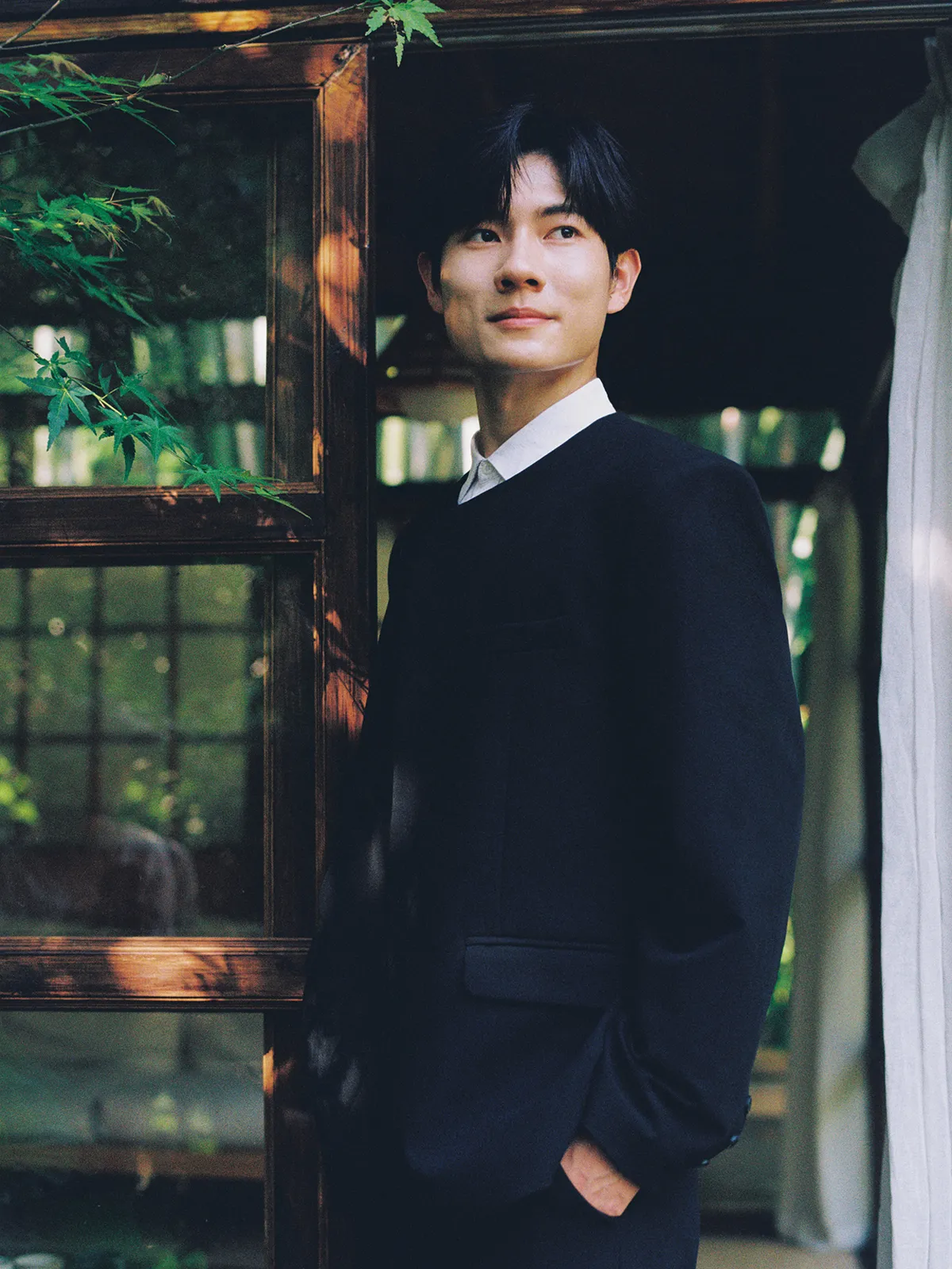 古建园林里的一身红，园林古建、红色礼服、胶片色调，竖幅后段延续第9幅，进部摄影创作作品
